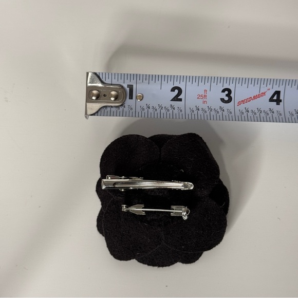 Black Faux Leather Rose Flower Pin Clip Brooch - Picture 3 of 4